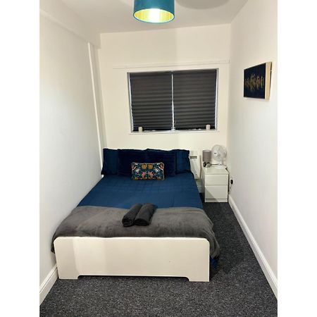 Enjoy A Spacious Lounge With A Cozy Sofa Bed And A Private Ensuite Bedroom Уенсбъри Екстериор снимка