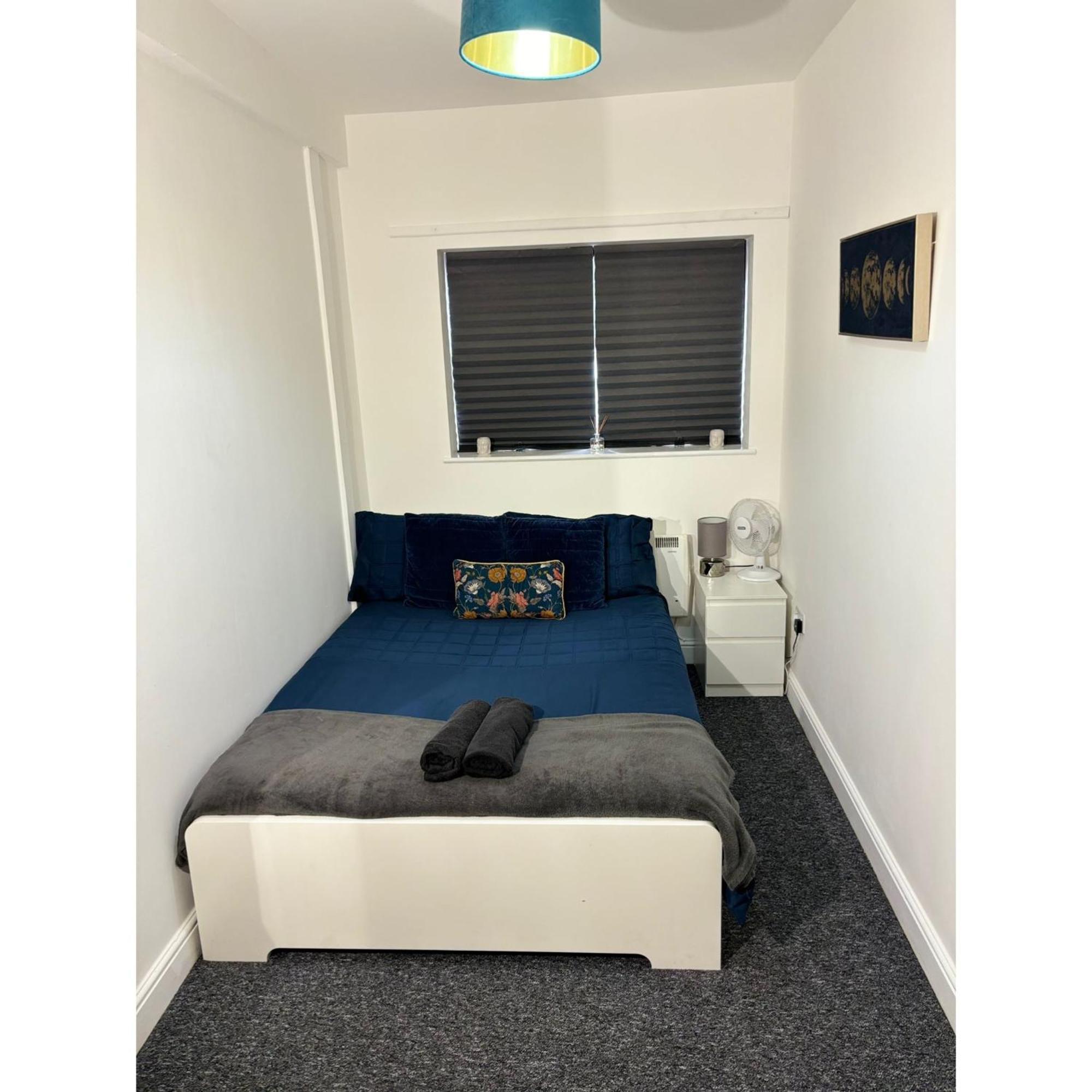 Enjoy A Spacious Lounge With A Cozy Sofa Bed And A Private Ensuite Bedroom Уенсбъри Екстериор снимка
