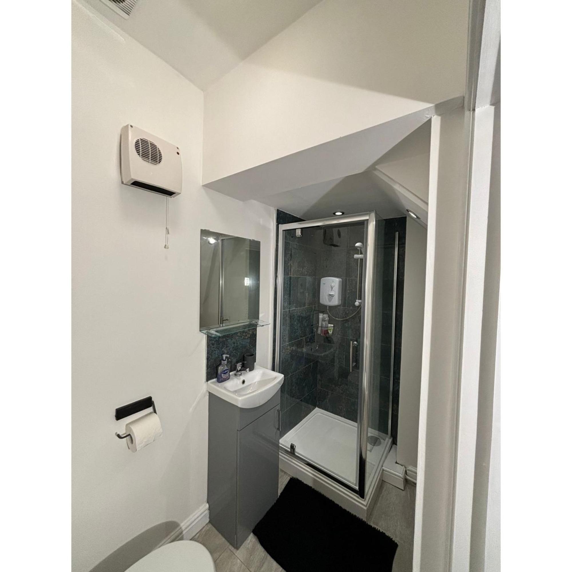 Enjoy A Spacious Lounge With A Cozy Sofa Bed And A Private Ensuite Bedroom Уенсбъри Екстериор снимка