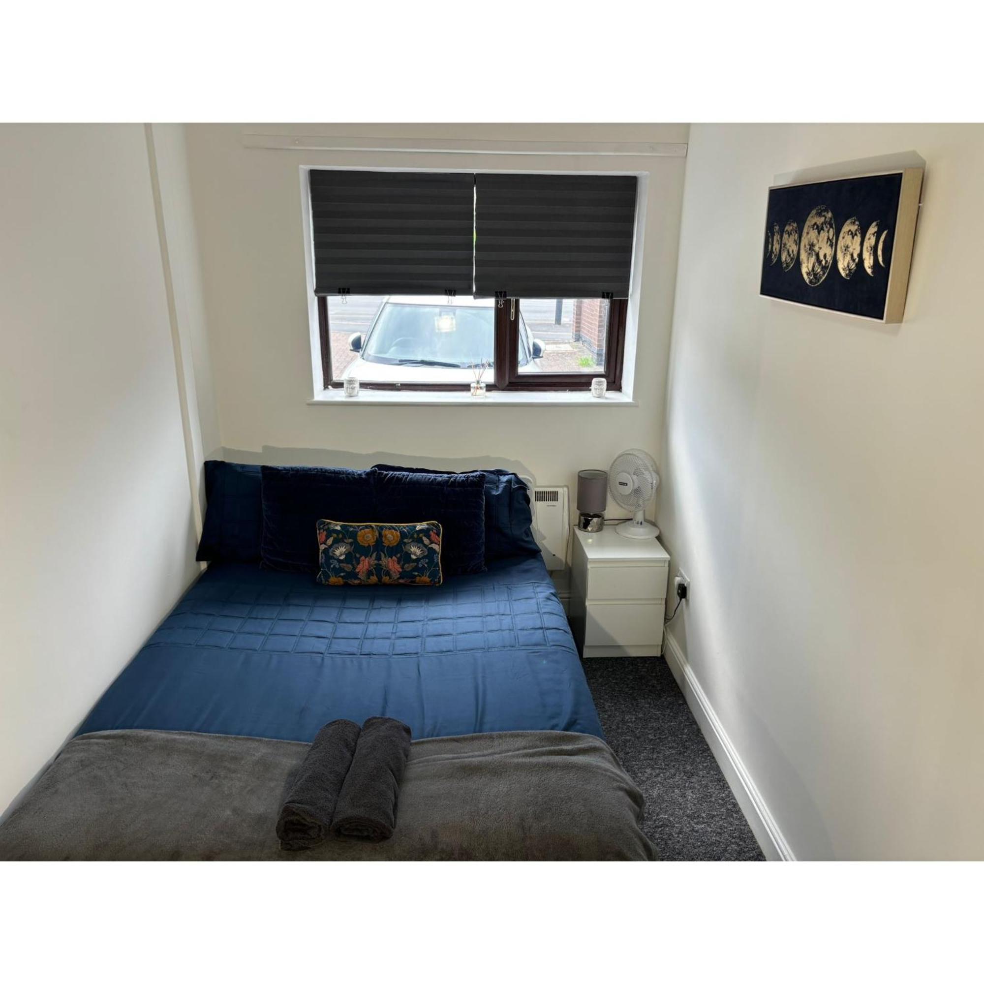 Enjoy A Spacious Lounge With A Cozy Sofa Bed And A Private Ensuite Bedroom Уенсбъри Екстериор снимка