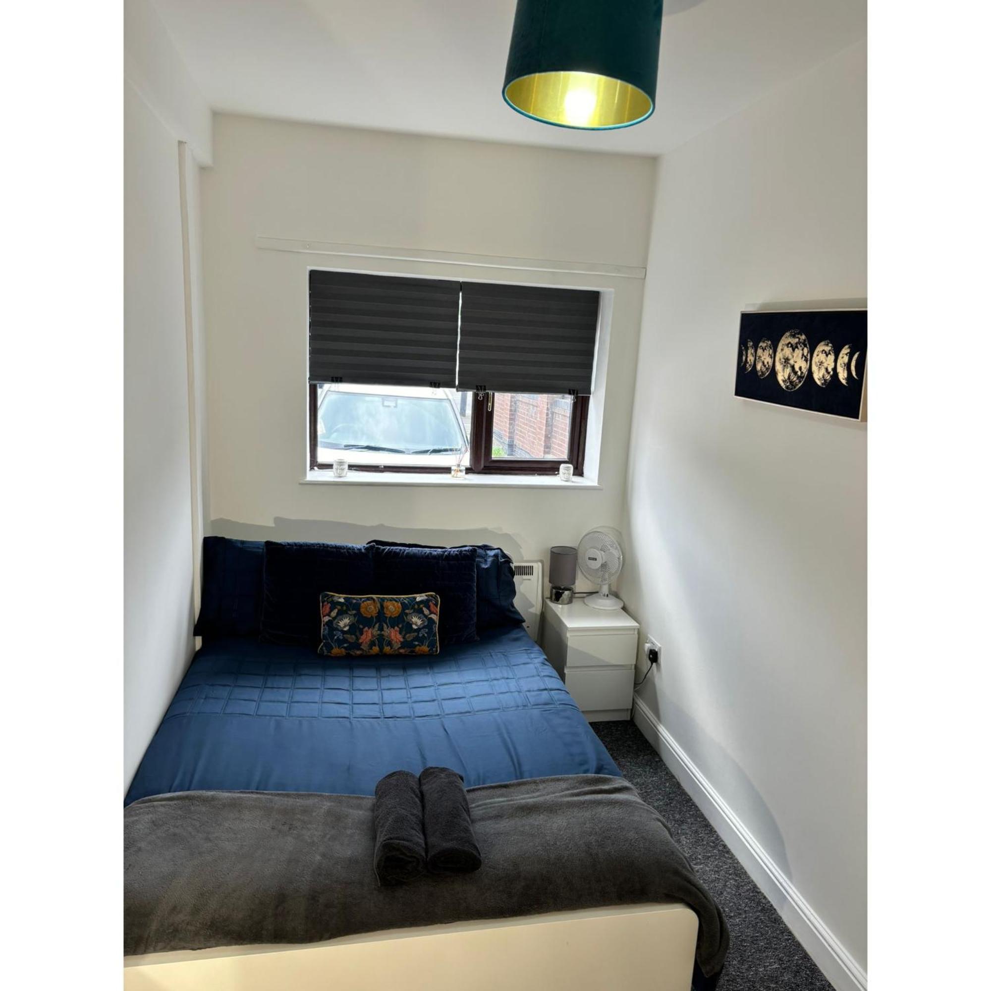 Enjoy A Spacious Lounge With A Cozy Sofa Bed And A Private Ensuite Bedroom Уенсбъри Екстериор снимка