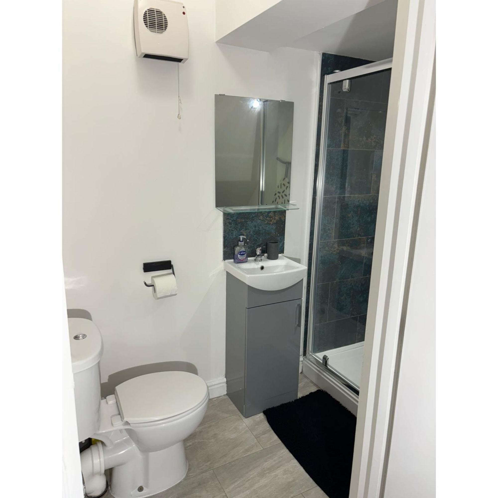 Enjoy A Spacious Lounge With A Cozy Sofa Bed And A Private Ensuite Bedroom Уенсбъри Екстериор снимка