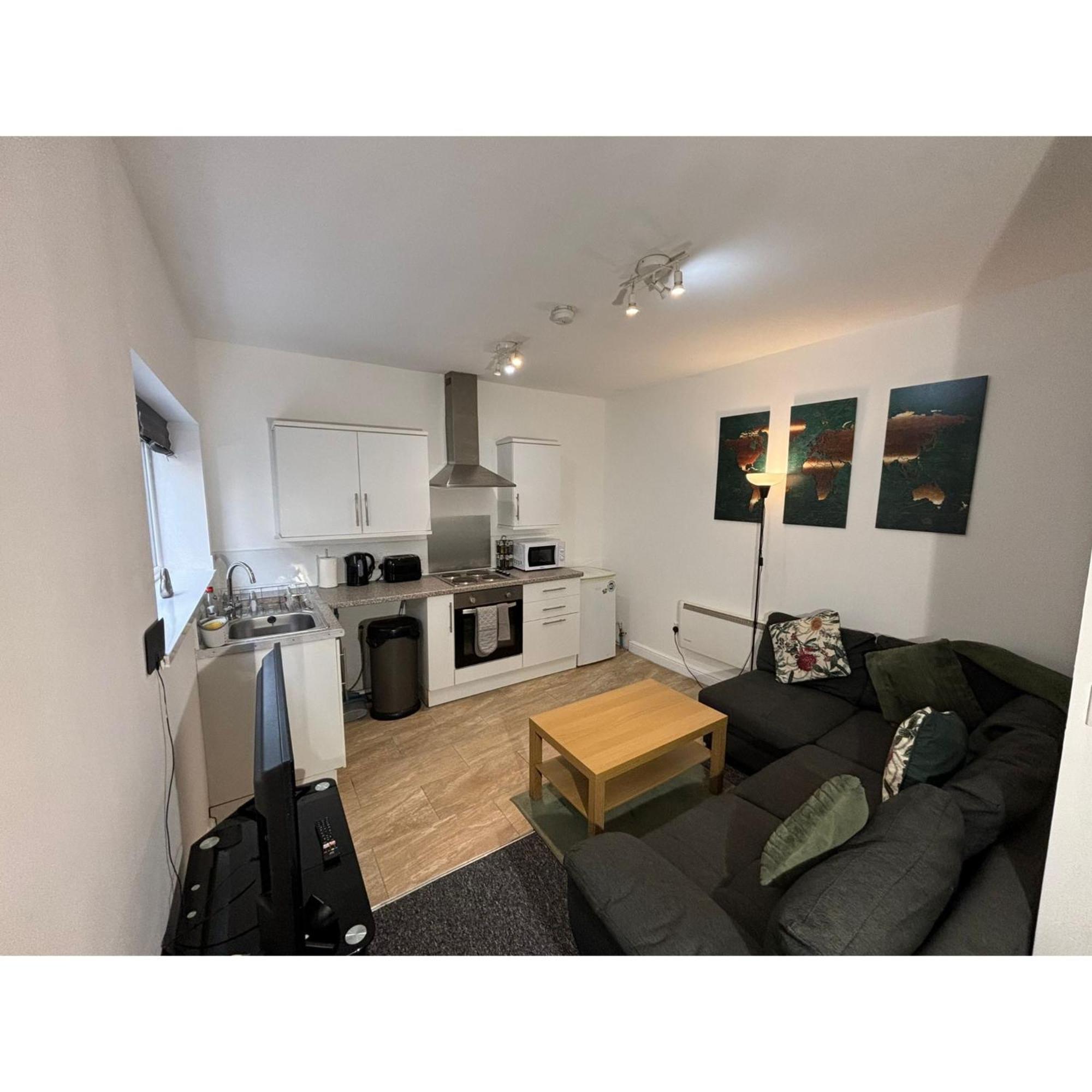Enjoy A Spacious Lounge With A Cozy Sofa Bed And A Private Ensuite Bedroom Уенсбъри Екстериор снимка