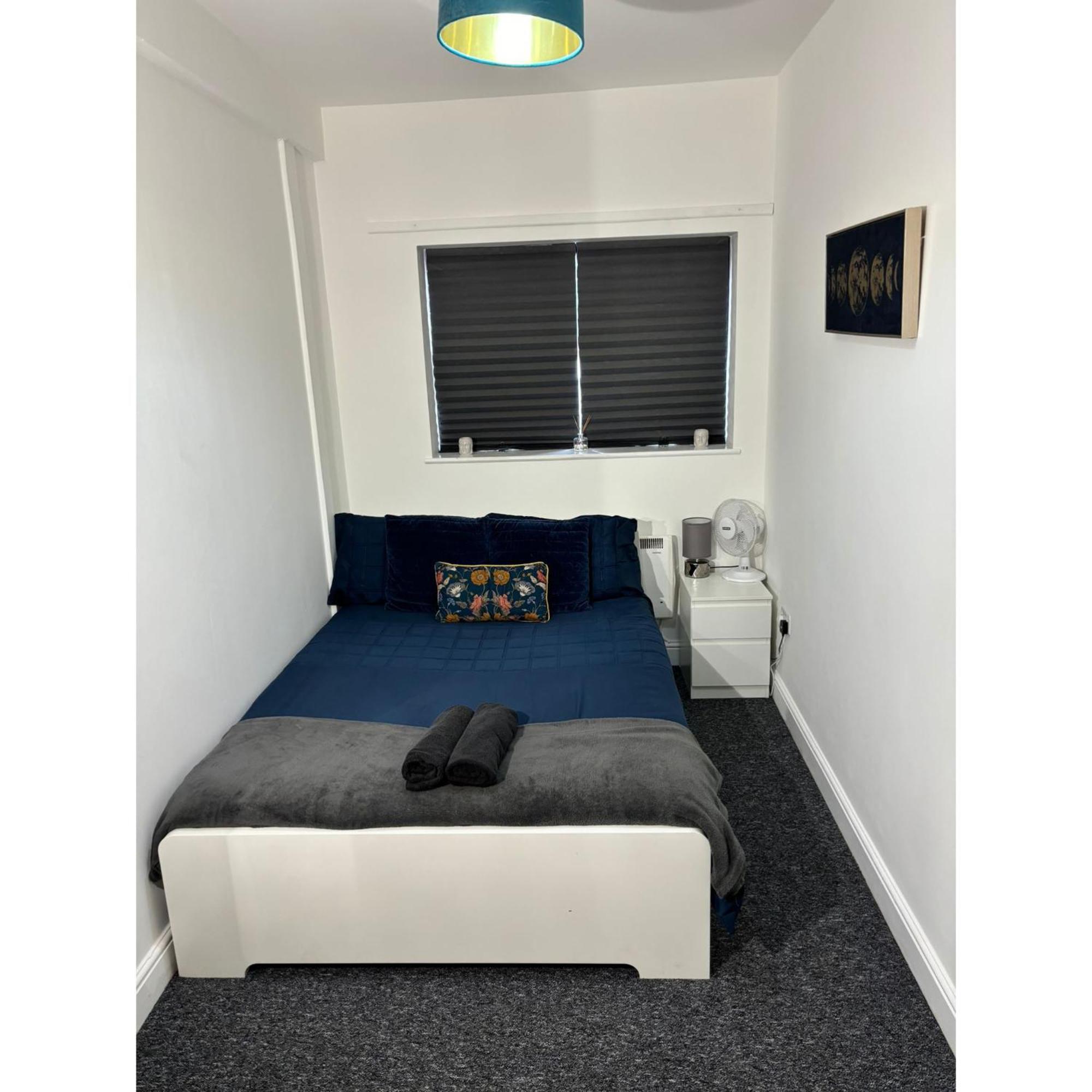 Enjoy A Spacious Lounge With A Cozy Sofa Bed And A Private Ensuite Bedroom Уенсбъри Екстериор снимка