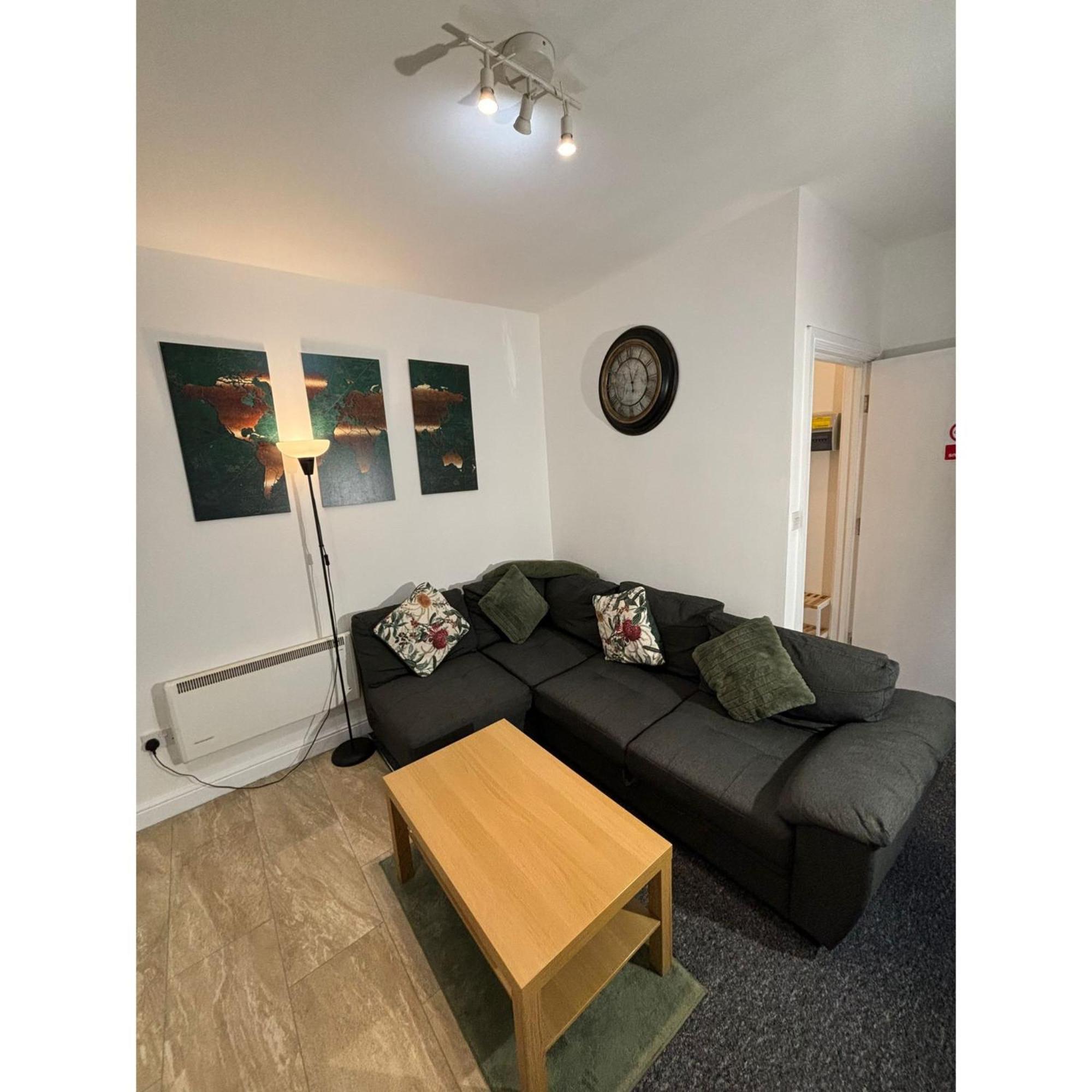 Enjoy A Spacious Lounge With A Cozy Sofa Bed And A Private Ensuite Bedroom Уенсбъри Екстериор снимка
