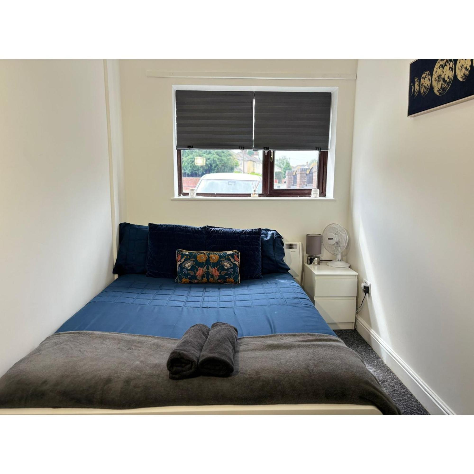 Enjoy A Spacious Lounge With A Cozy Sofa Bed And A Private Ensuite Bedroom Уенсбъри Екстериор снимка